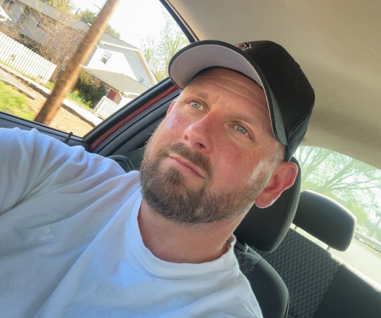 Maldives Bungalow, looking for female only