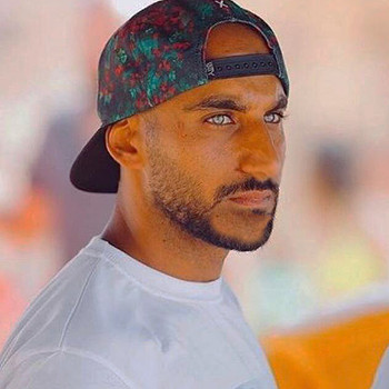 Mo