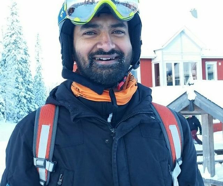 Skiing under aurora WA +358 50 596 8985