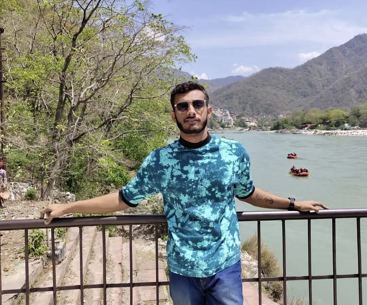 I would like to travel with someone to explore UK
