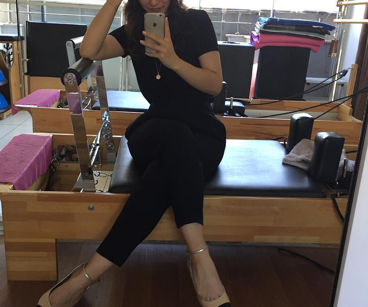 A 39-year-old girl who loves to explore the world on foot.  She loves traveling, food, photography, 