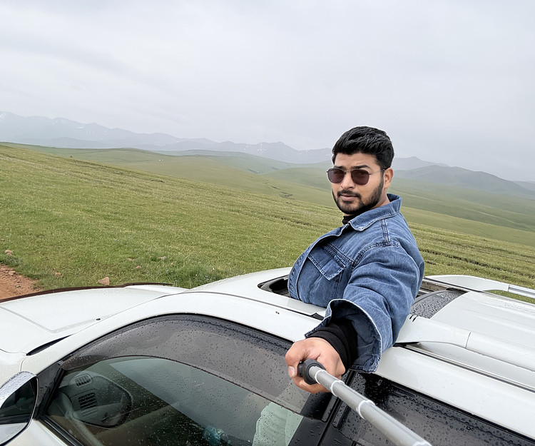 Exploring mountains looking a partner 