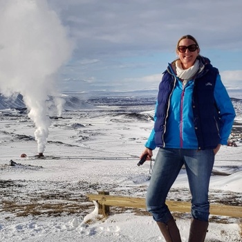 Tall girl travelling 