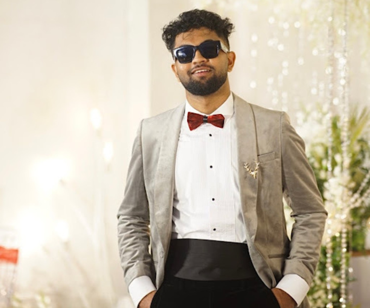 Travelling around and make some friends 