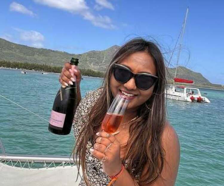 Solo Traveller from Mauritius to Amsterdam 