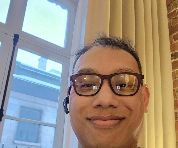 Seeking professional male 40 yr old plus travel bud 