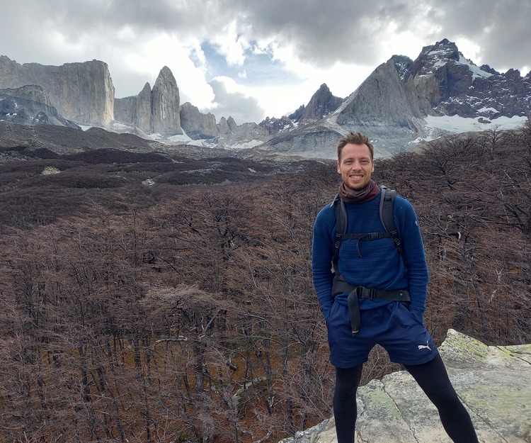 hiking and discovering the country 